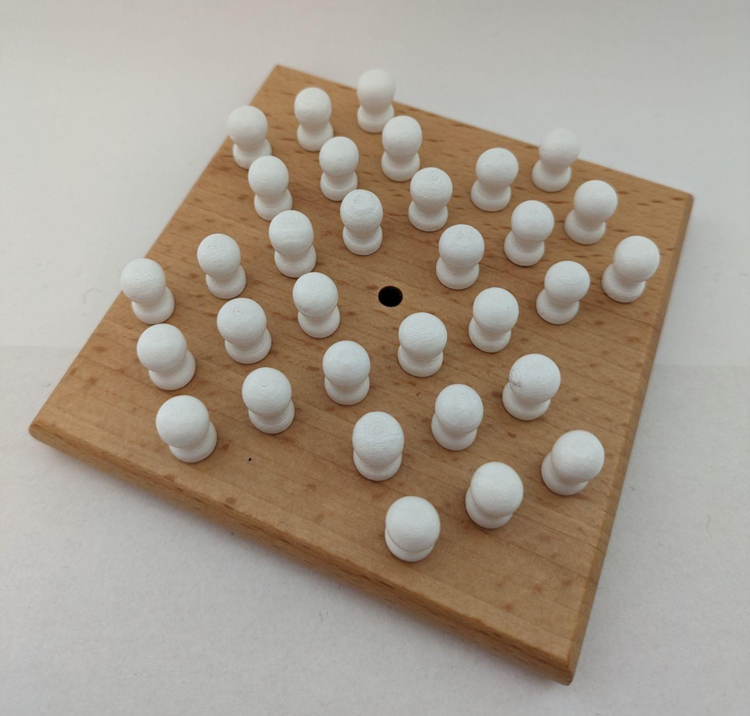 Bild eines Solitärspiels aus Holz mit weißen Figure